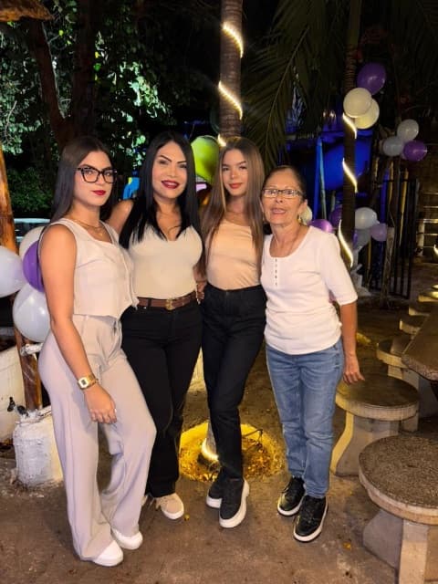Foto de VALENTINA DA SILVA. VALERIA DA SILVA.